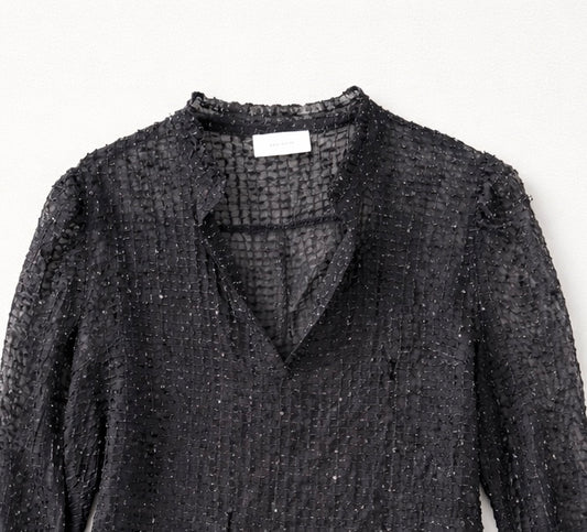 Smuk og elegant halvgennemsigtig bluse