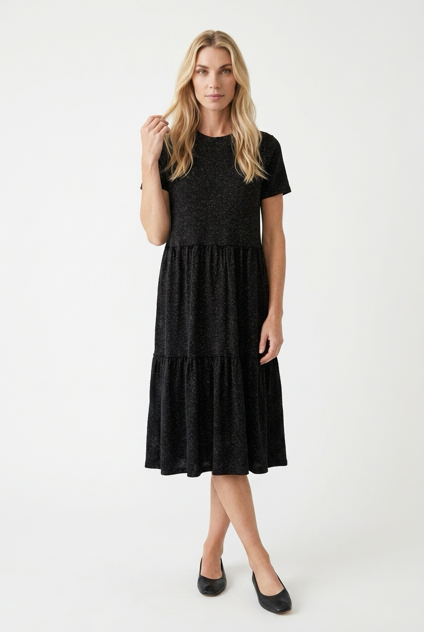 Lang mørk glimmerkjole med flæsedetaljer