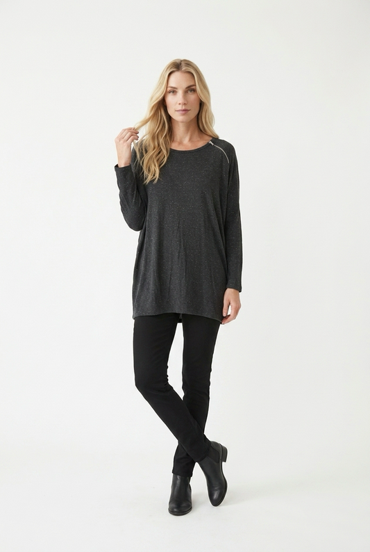 Rå oversized bluse med lynlåsdetalje på skulder