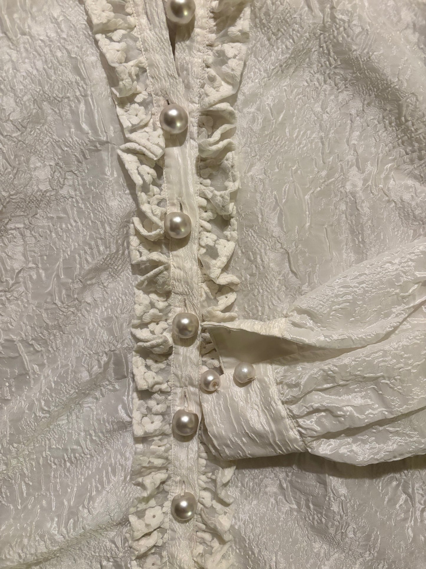 Smuk skjortebluse med store perleknapper