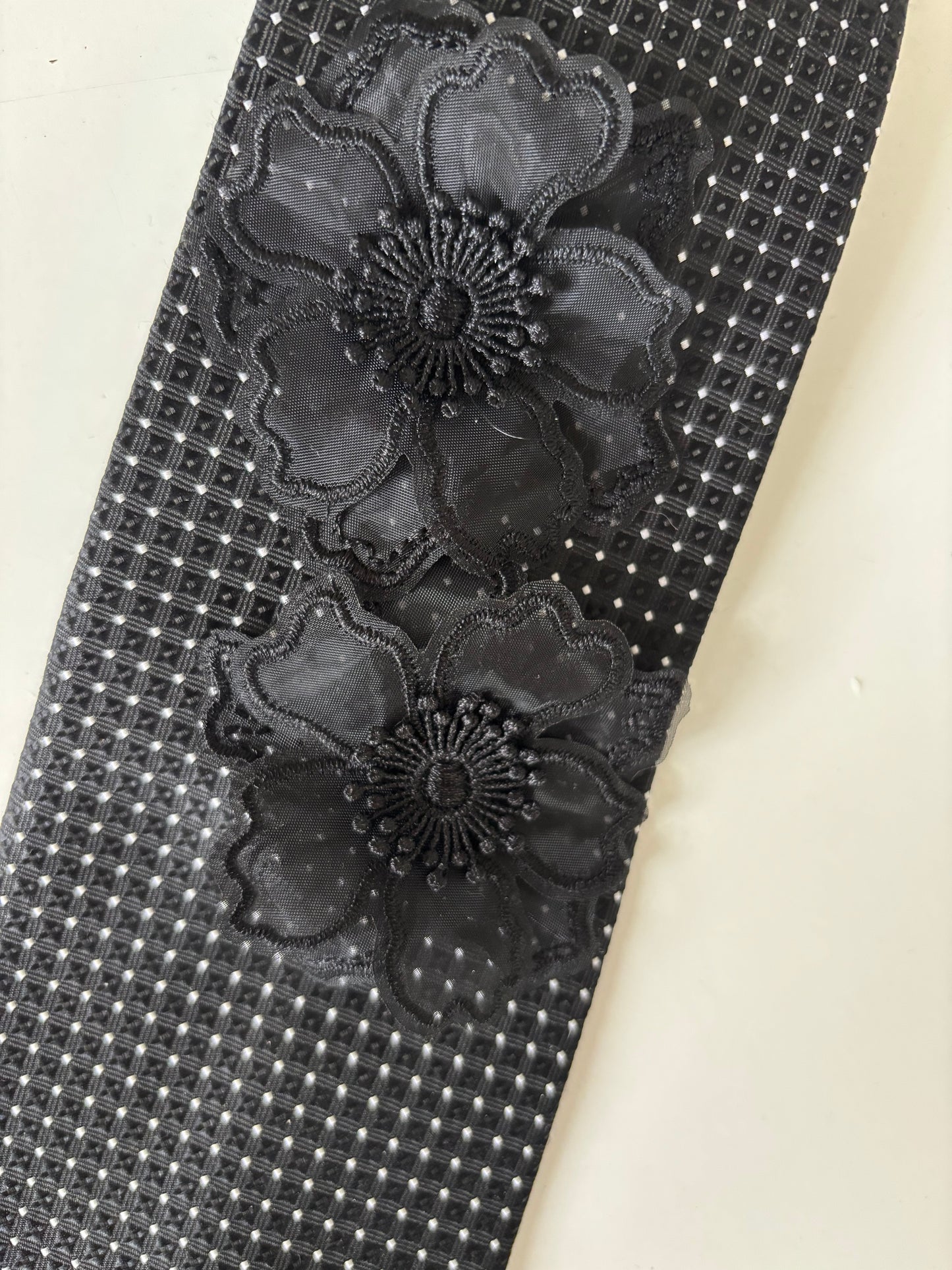 Upcycled slips med blondeblomster