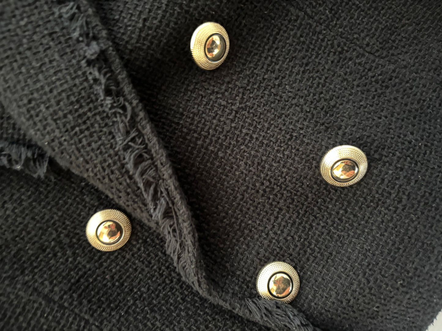 Kort dobbeltradet blazer med guldknapper
