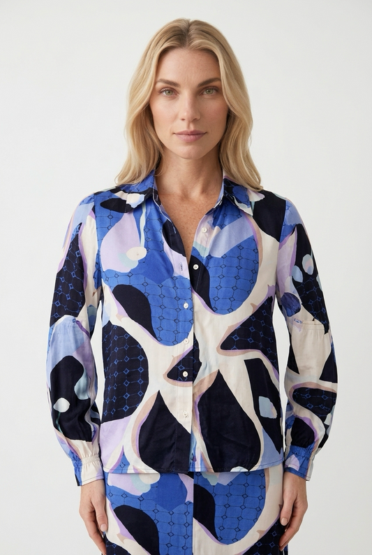 Silkebluse med abstrakt kunstprint