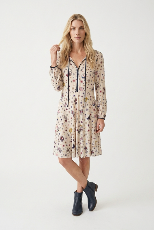 Feminin kjole med farverigt print