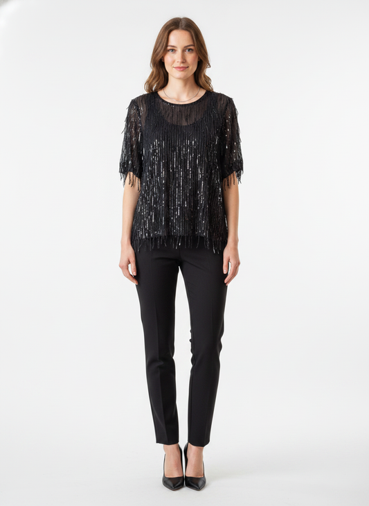 Model i sort bluse med hængende paillet-fringes – front trousers heels