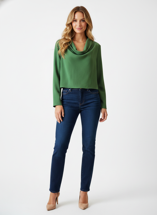 Model i grøn cropped bluse med vandfaldsudskæring – front jeans pumps