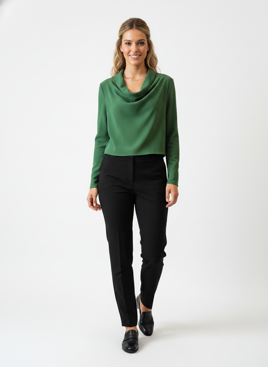 Model i grøn cropped bluse med vandfaldsudskæring – step trousers