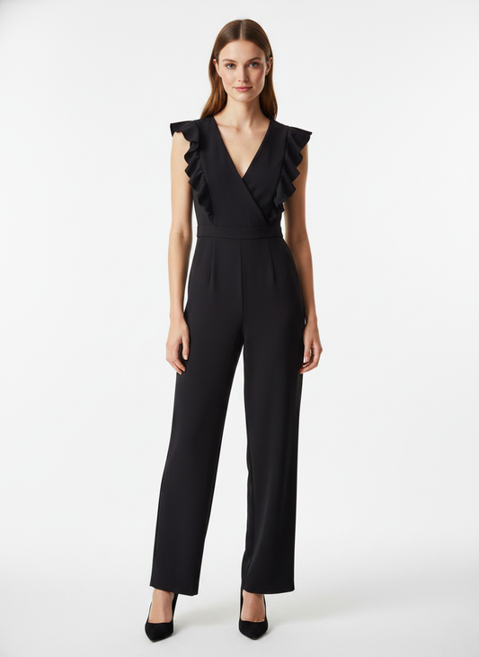Model i sort lang jumpsuit med flæseærmer – front pumps