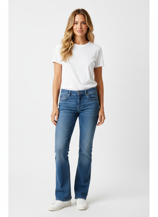 Model i mellemblå washed diesel jeans med let bootcut – front tee sneakers
