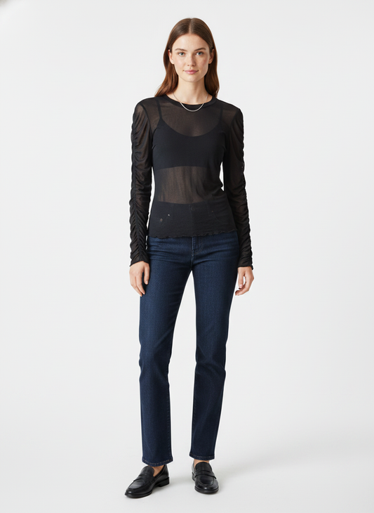 Model i sort gennemsigtig bluse med ruched ærmer – front bralette jeans