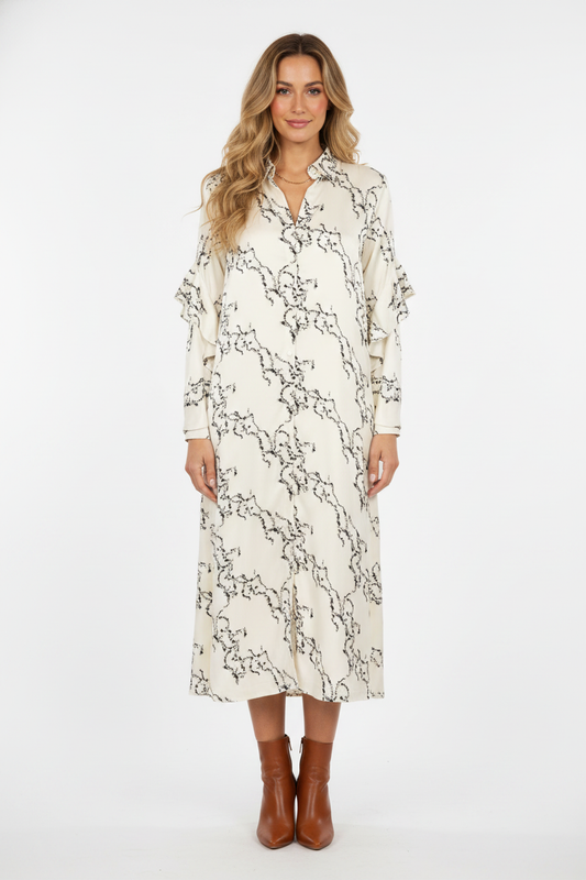 Model i cremehvid skjortekjole med grafisk linje-print – front boots