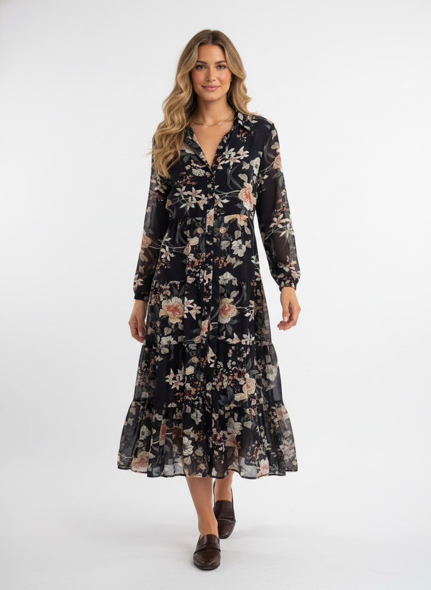 Model i mørk kjole med romantisk blomster- og paisley-print – step loafers