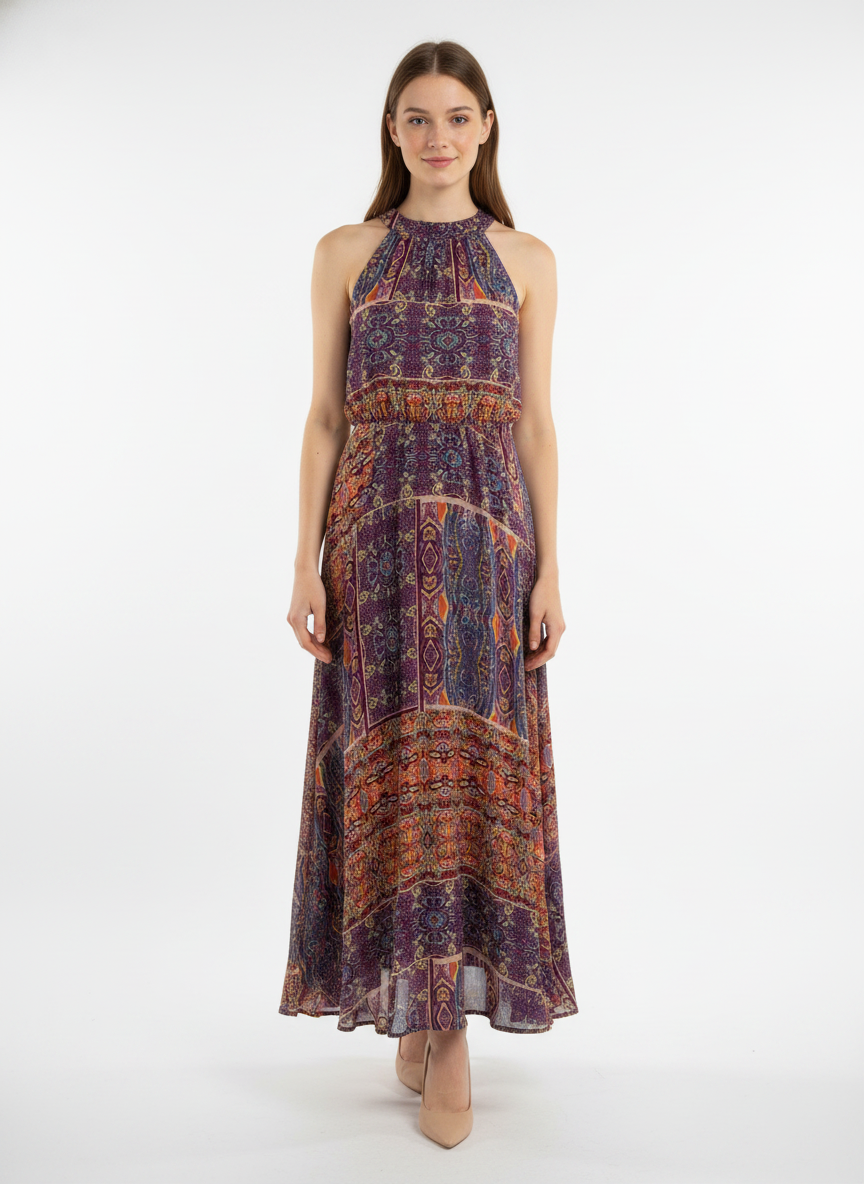 Model i maxikjole med farverigt paisley-print – step pumps