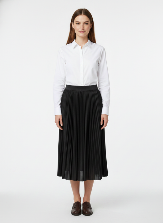 Model i sort plisseret nederdel med satinglans – front loafers