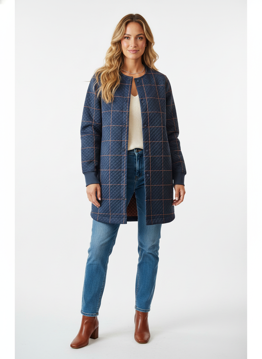 Model i quiltet overgangsjakke med ternet stikning – front knit jeans
