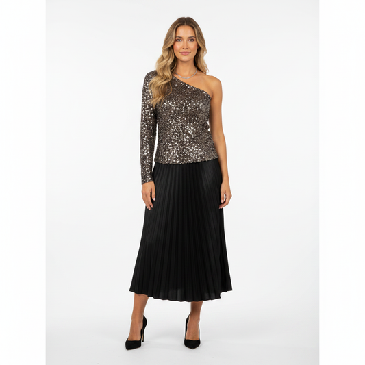 Model i asymmetrisk pailletbluse med ét ærme – front skirt pumps
