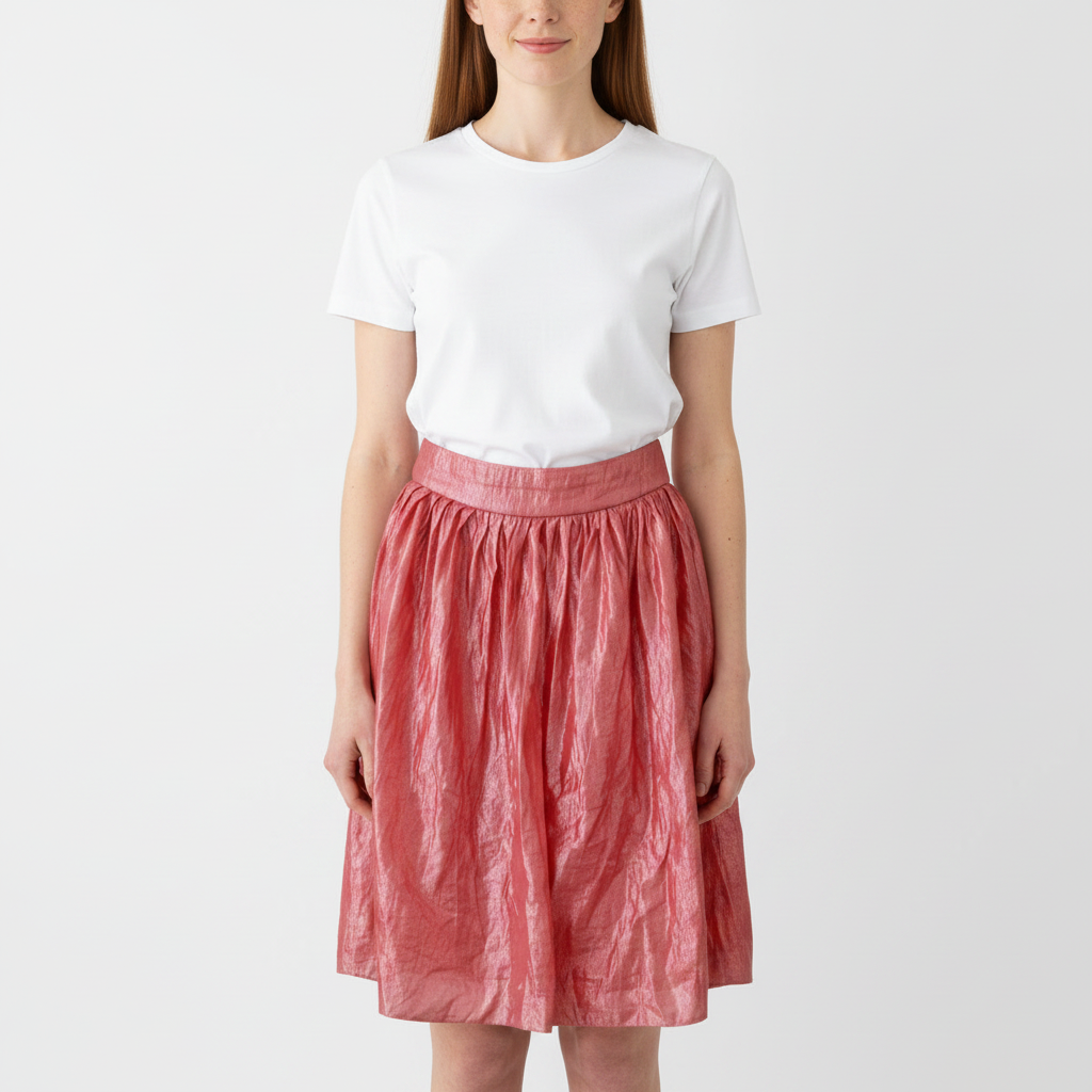 Model in Skinnende pink nederdel med crinkle-struktur – detail crop