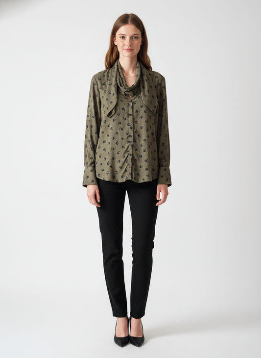 Model i olivengrøn skjorte med småprint og scarf-detalje – front trousers pumps