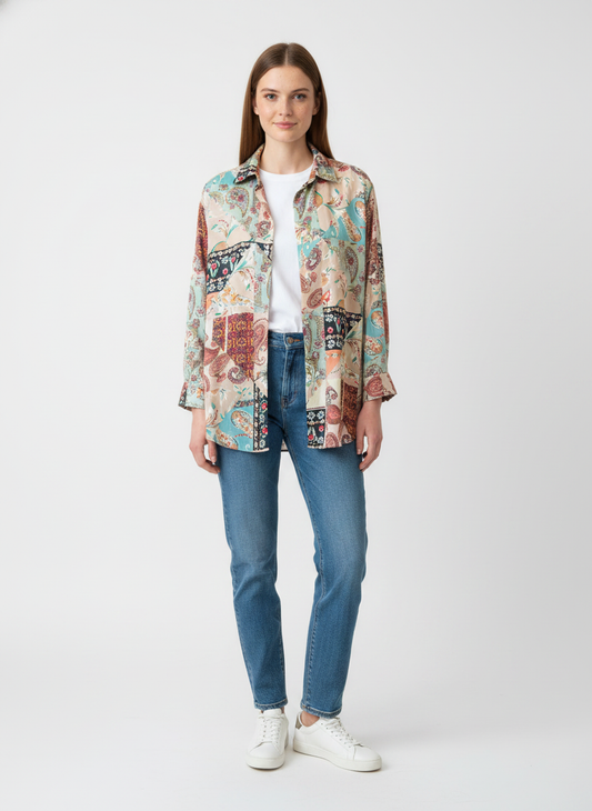 Model i mønstret skjorte med paisley-print – front tee jeans