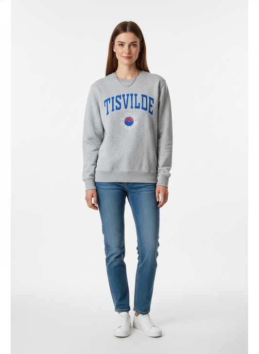Model i lysegrå sweatshirt med tisvilde-college print – front jeans sneakers
