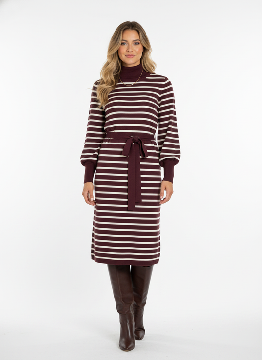 Model i bordeaux strikkjole med striber og bindebånd – front boots