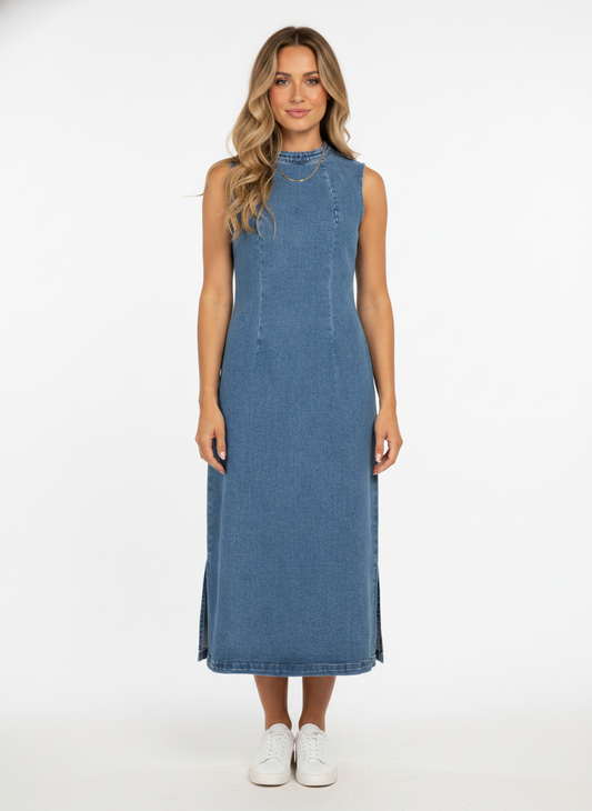 Model i mellemblå denim midikjole med opretstående krave – front sneakers