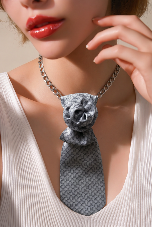 Upcycled slipsesmykke med blomst