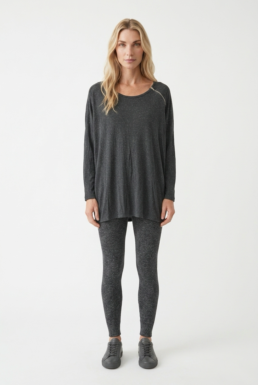 Rå oversized bluse med lynlåsdetalje på skulder