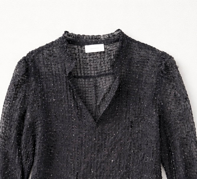 Smuk og elegant halvgennemsigtig bluse