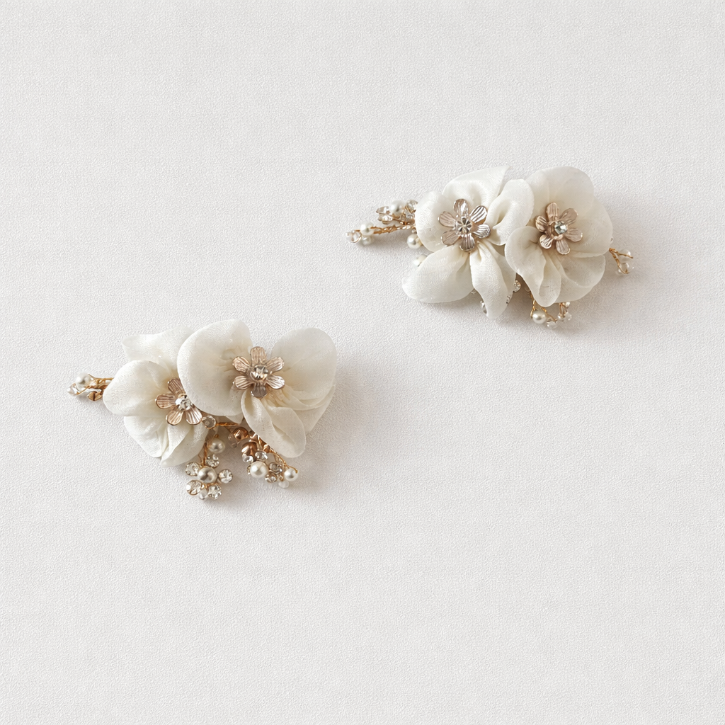 Skoaccessories med fine blomster med sten