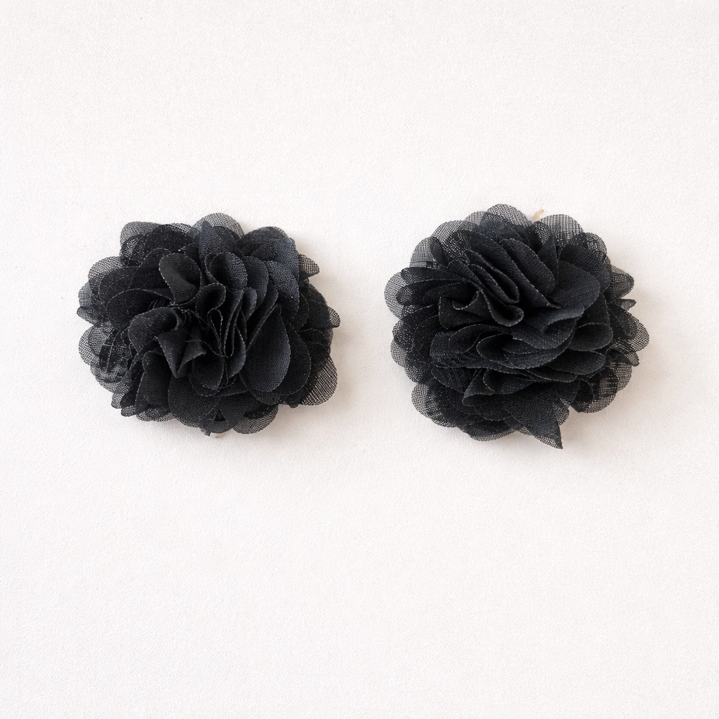 Skoaccessories med sorte blomster