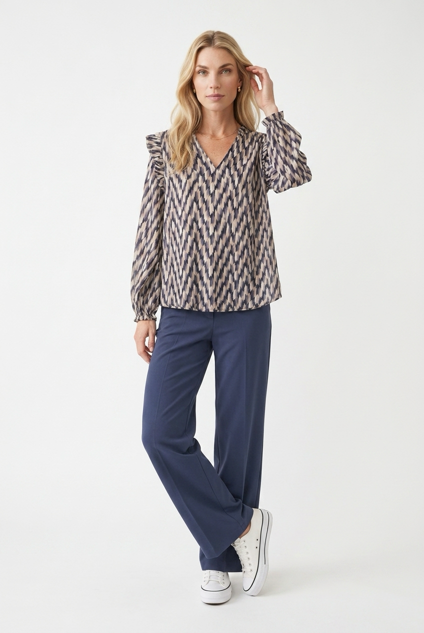 Fin bluse med zigzag-print og flæsedetaljer