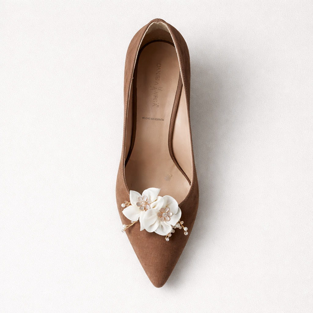 Skoaccessories med fine blomster med sten