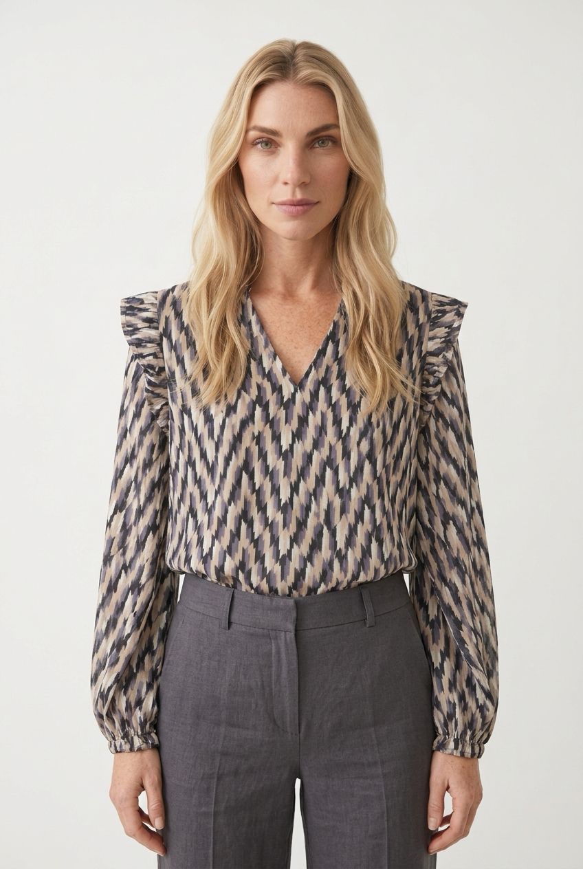 Fin bluse med zigzag-print og flæsedetaljer