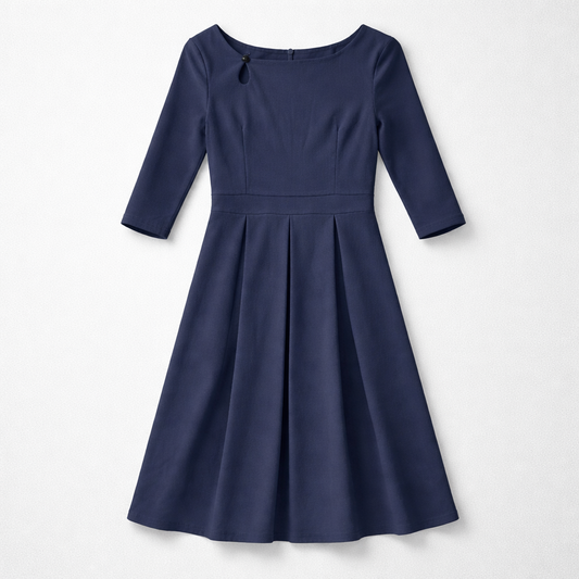 Tidløs og elegant marineblå kjole