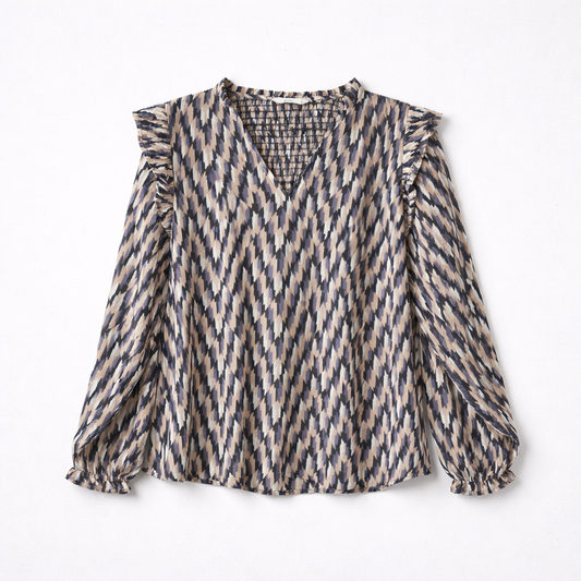 Fin bluse med zigzag-print og flæsedetaljer
