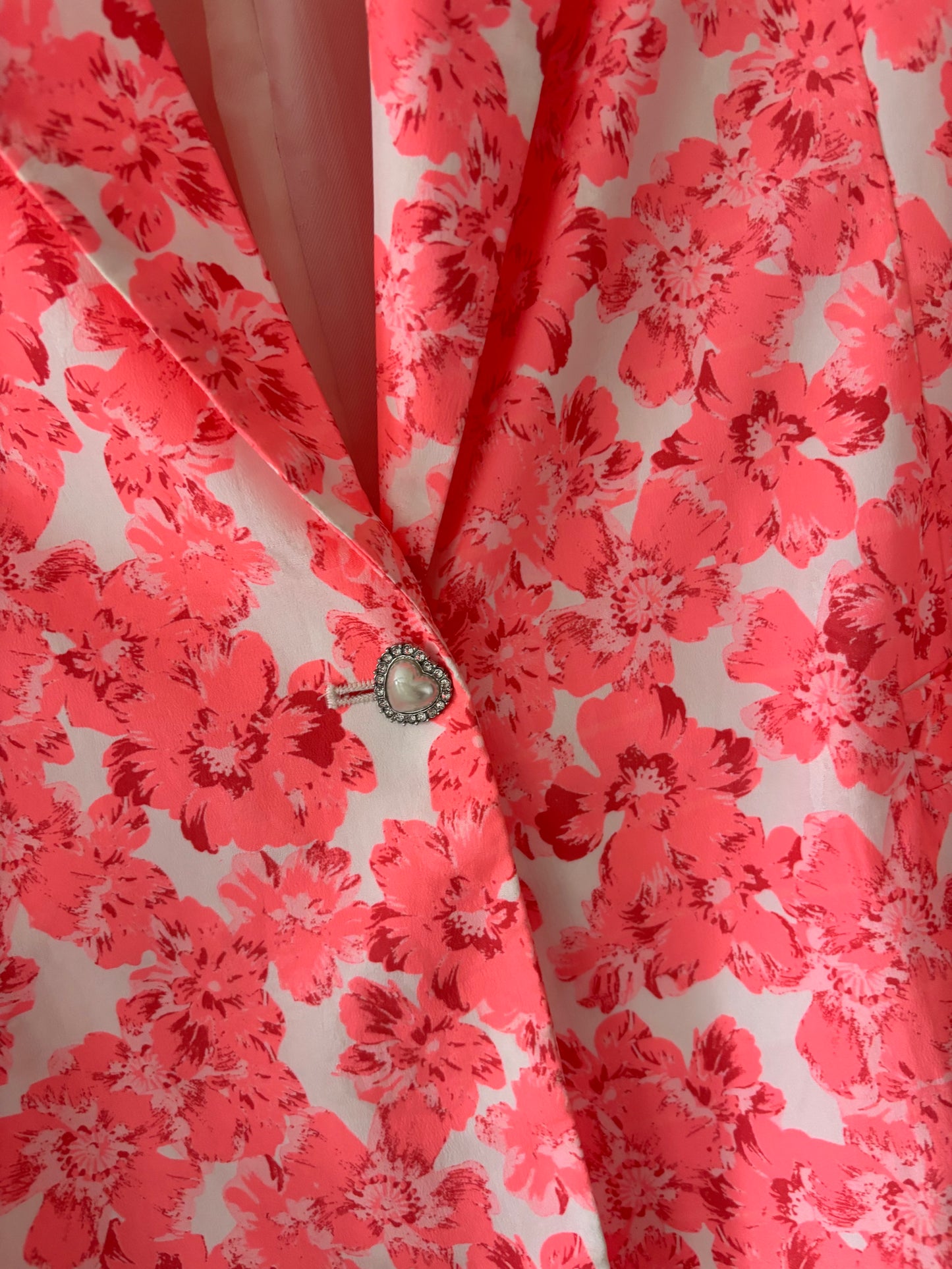 Smuk blomstret blazer med hjerteformet knap