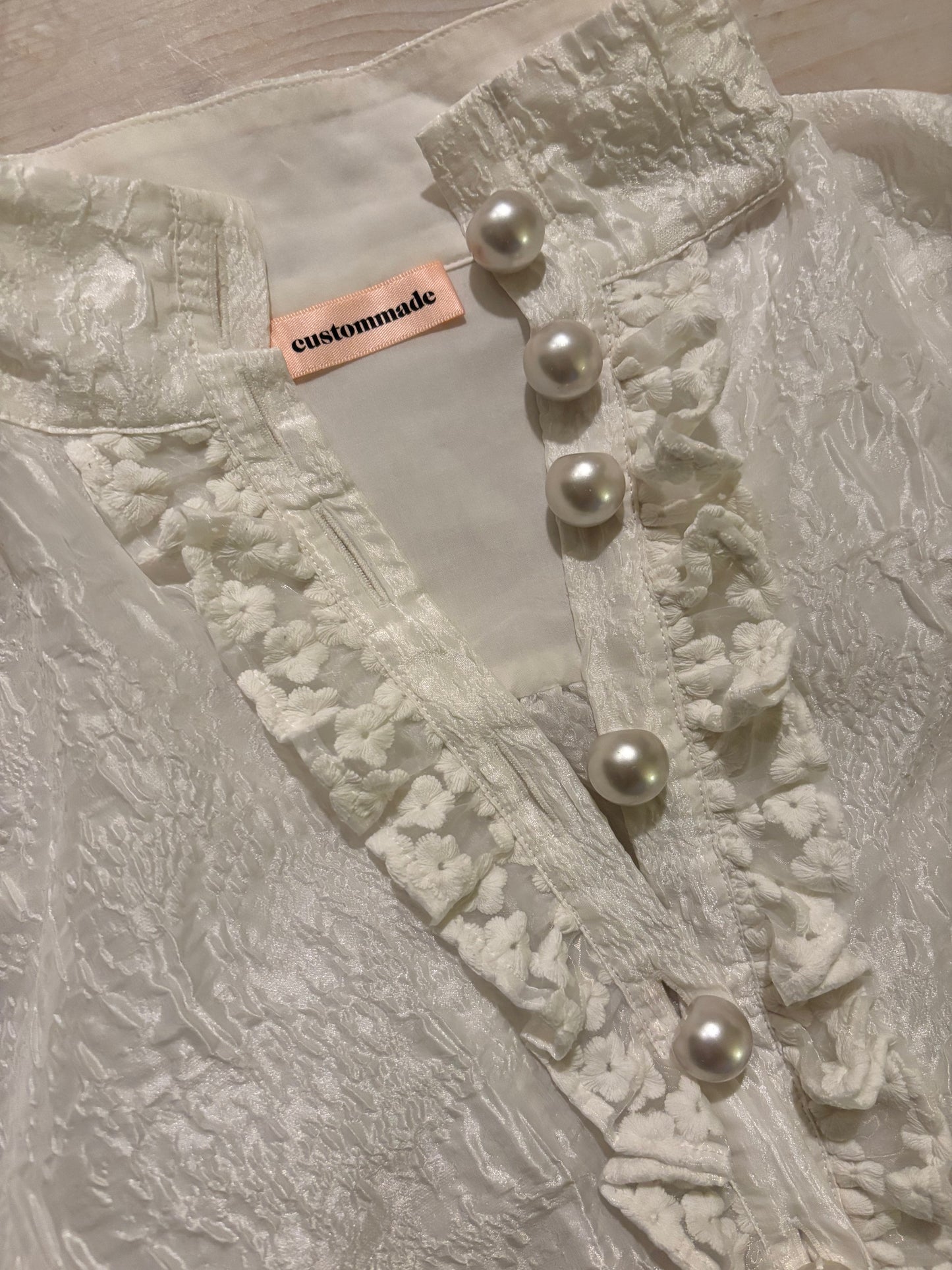 Smuk skjortebluse med store perleknapper