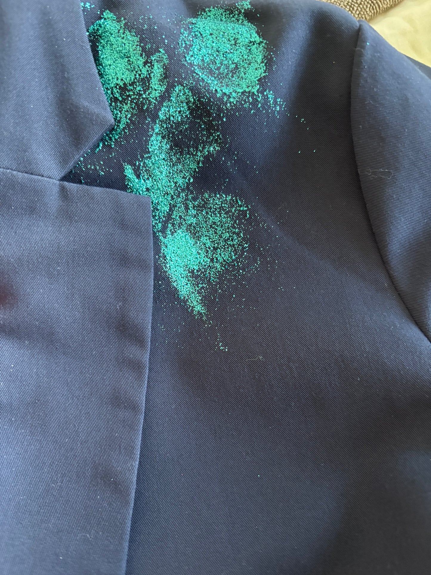 Upcycled blazer med glimmerdetaljer