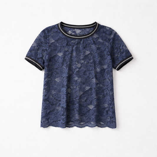 Feminin blondebluse med fine detaljer
