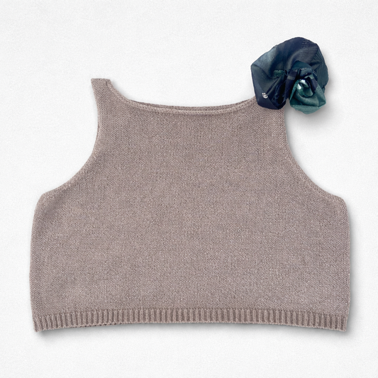Upcycled strikvest med smuk blomst