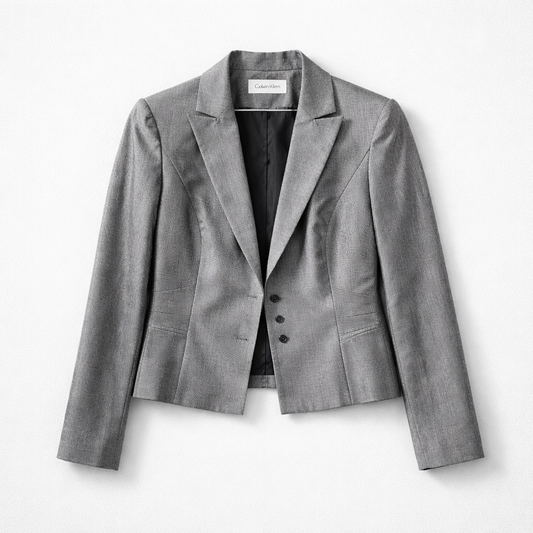 Lysegrå blazer med klassiske revers og knapdetalje