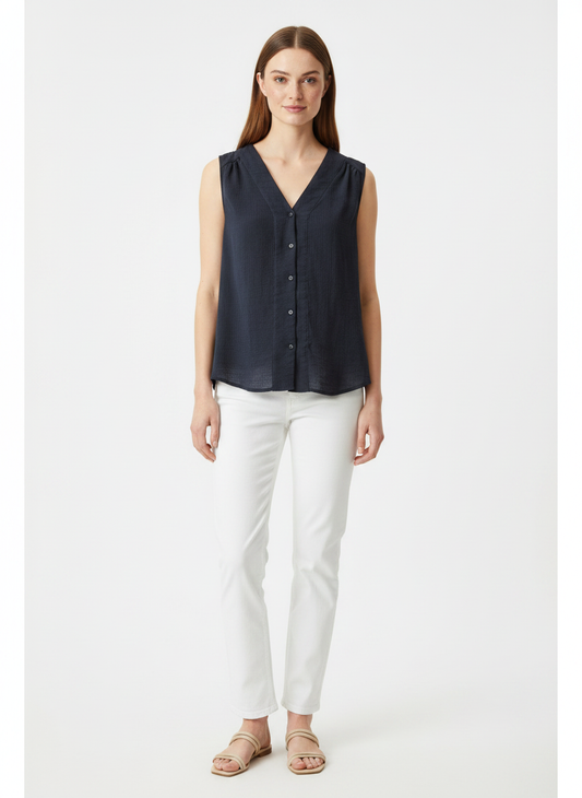 Model i mørkeblå ærmeløs bluse med knaplukning – front jeans sandals