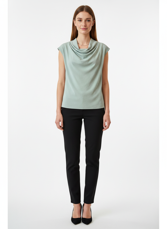 Model i mintgrøn ærmeløs bluse med drape-hals – front trousers pumps