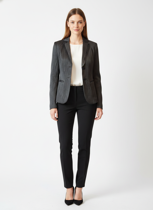 Model i skinnende sort blazer med ribbet struktur – front blouse trousers