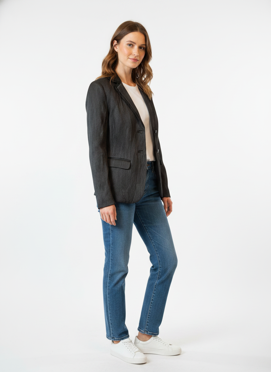 Model i skinnende sort blazer med ribbet struktur – threequarter tee jeans