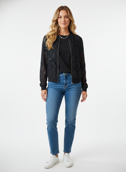Model i sort bomberjakke med blondemønster – front tee jeans