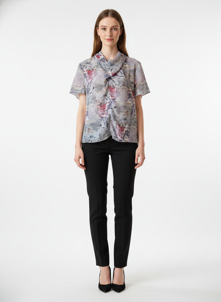 Model i bluse med abstrakt malerprint og drape-detalje – front trousers pumps