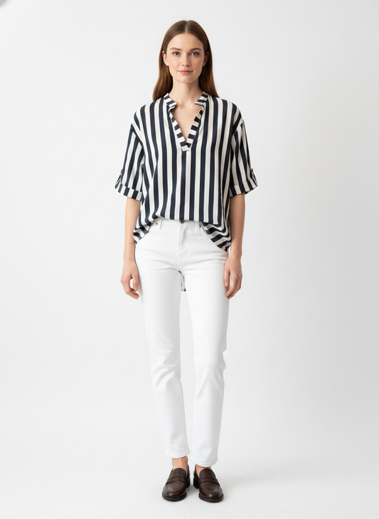 Model i sort-hvid stribet bluse med v-udskæring – front jeans loafers