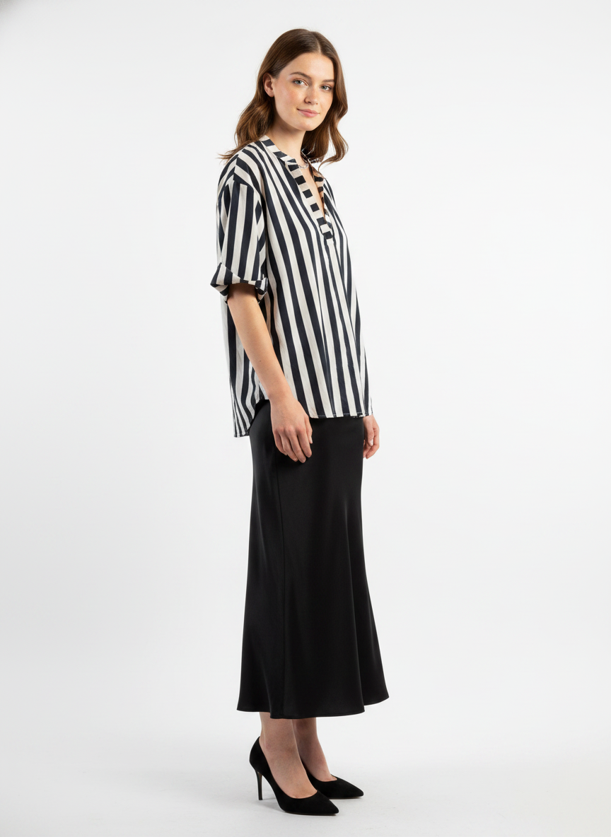 Model i sort-hvid stribet bluse med v-udskæring – threequarter skirt pumps